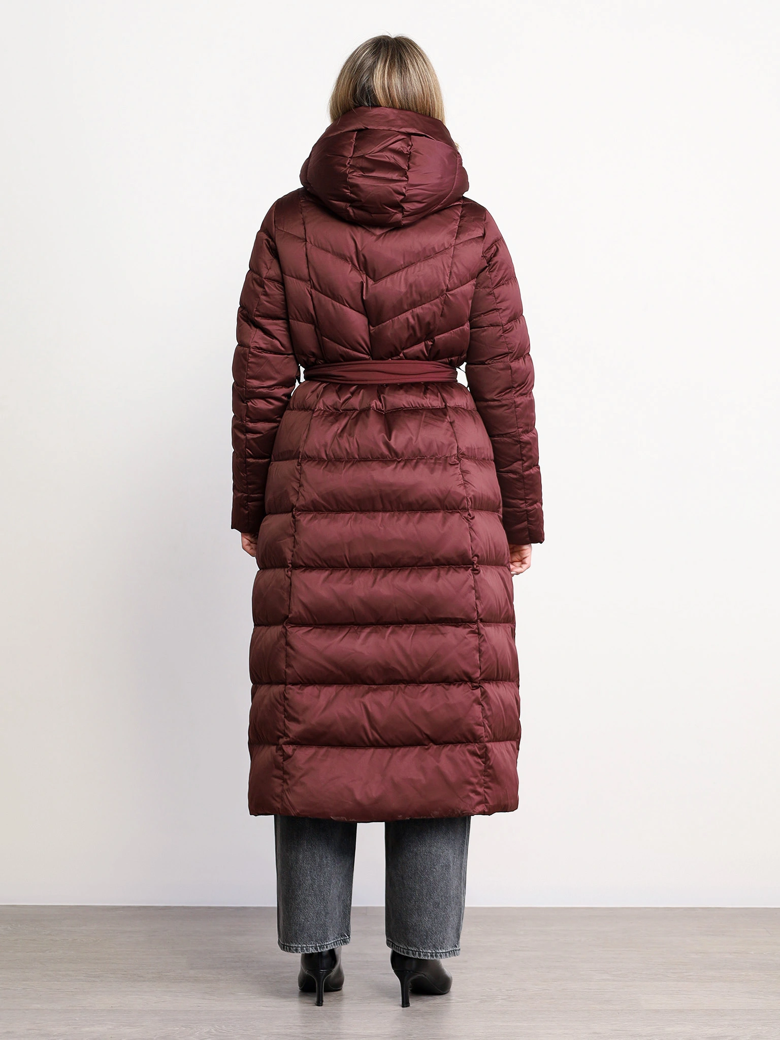 Пуховик бордового цвета с капюшоном